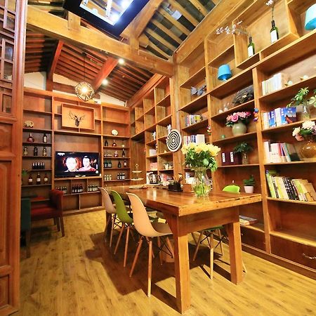 Peter Goullart Boutique Inn Лицзян Экстерьер фото