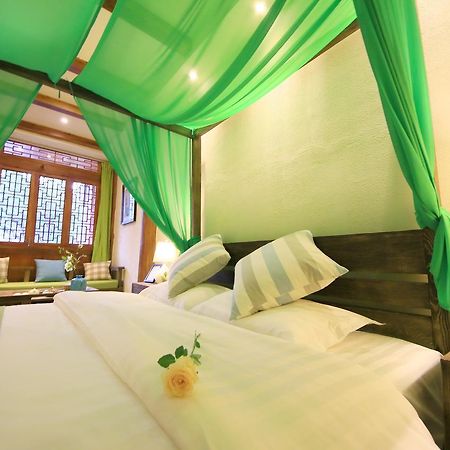 Peter Goullart Boutique Inn Лицзян Экстерьер фото