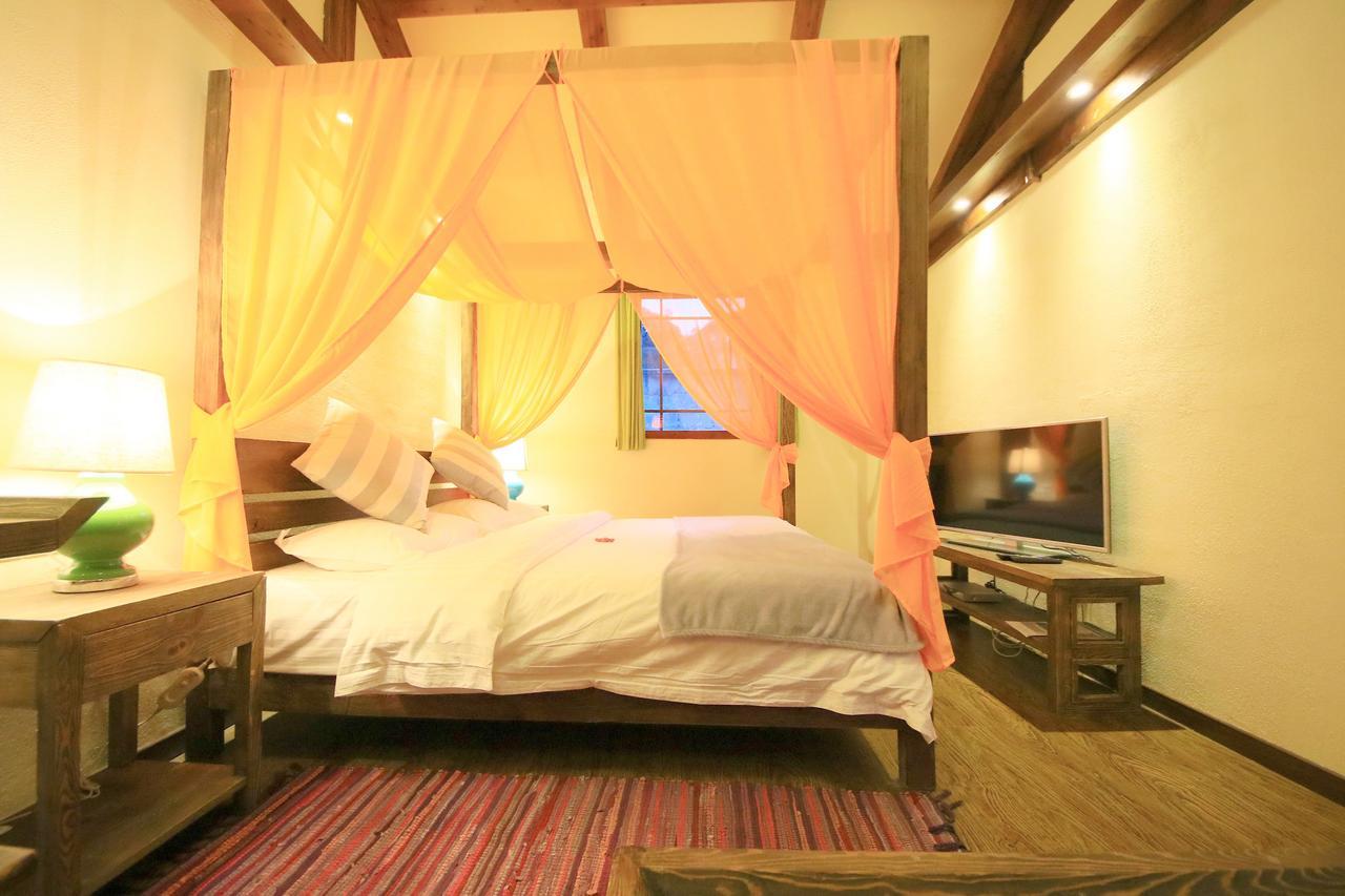 Peter Goullart Boutique Inn Лицзян Экстерьер фото