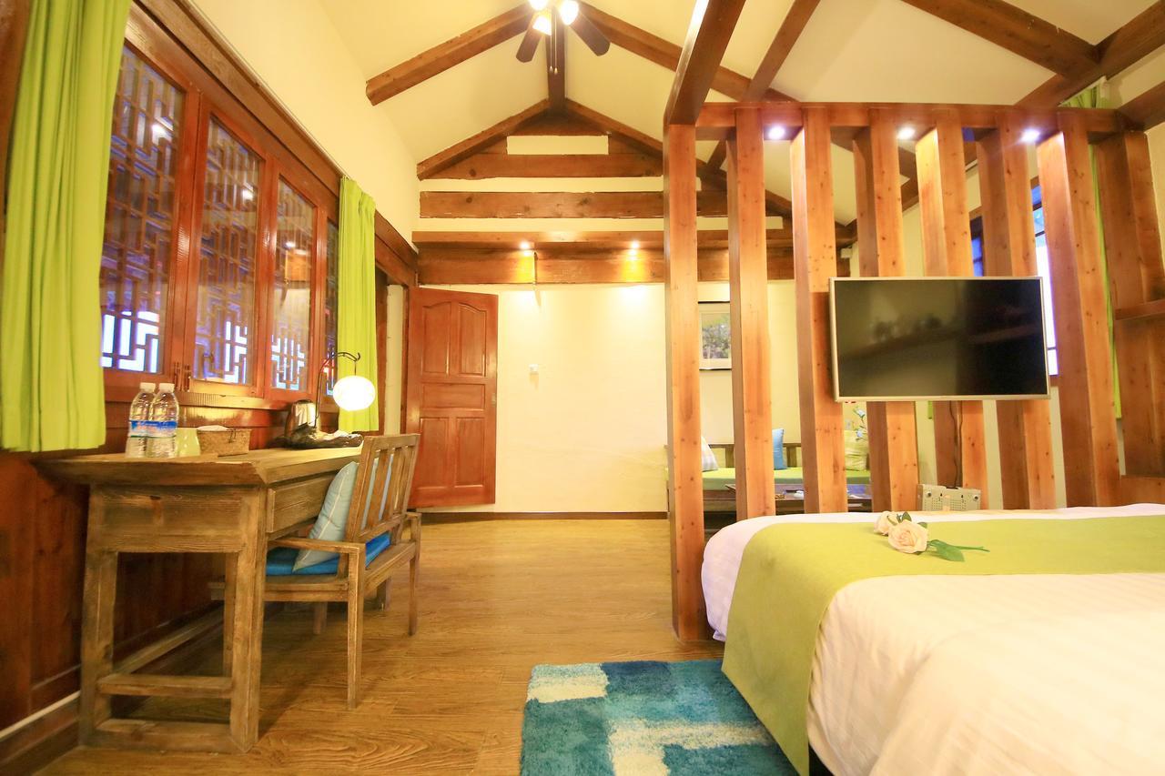 Peter Goullart Boutique Inn Лицзян Экстерьер фото