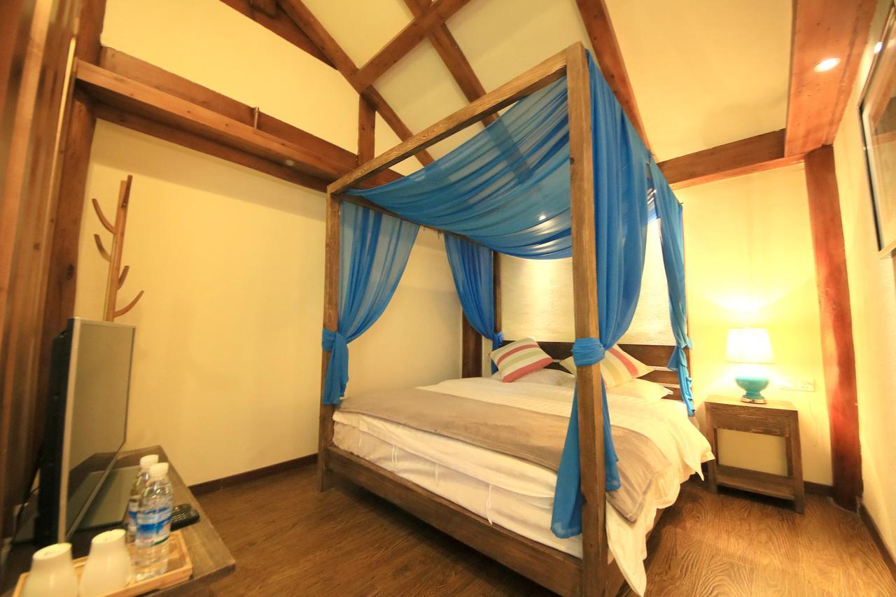 Peter Goullart Boutique Inn Лицзян Экстерьер фото