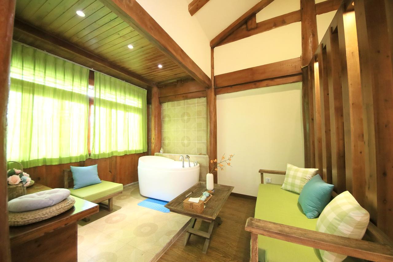 Peter Goullart Boutique Inn Лицзян Экстерьер фото